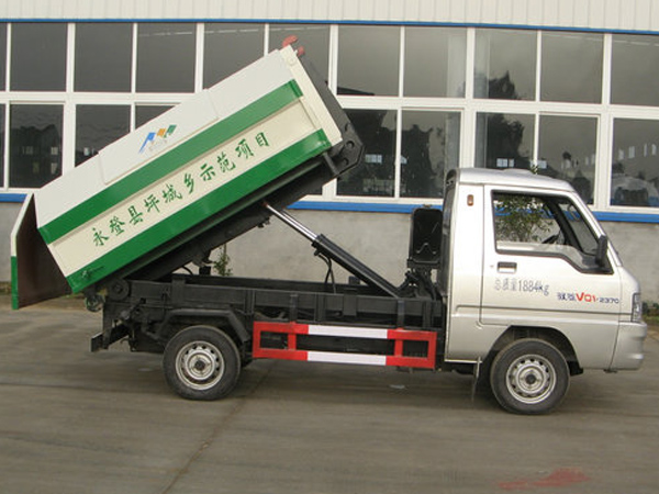 福田驭菱2.5方小型拉臂式垃圾车